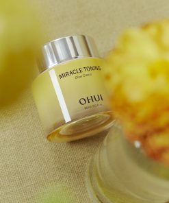 Kem dưỡng OHUI giúp tái tạo kết cấu và sắc tố da, giúp da luôn ẩm mượt, căng sáng – 60ml