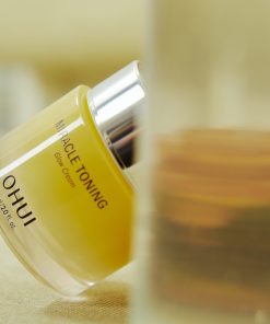 Kem dưỡng OHUI giúp tái tạo kết cấu và sắc tố da, giúp da luôn ẩm mượt, căng sáng – 60ml