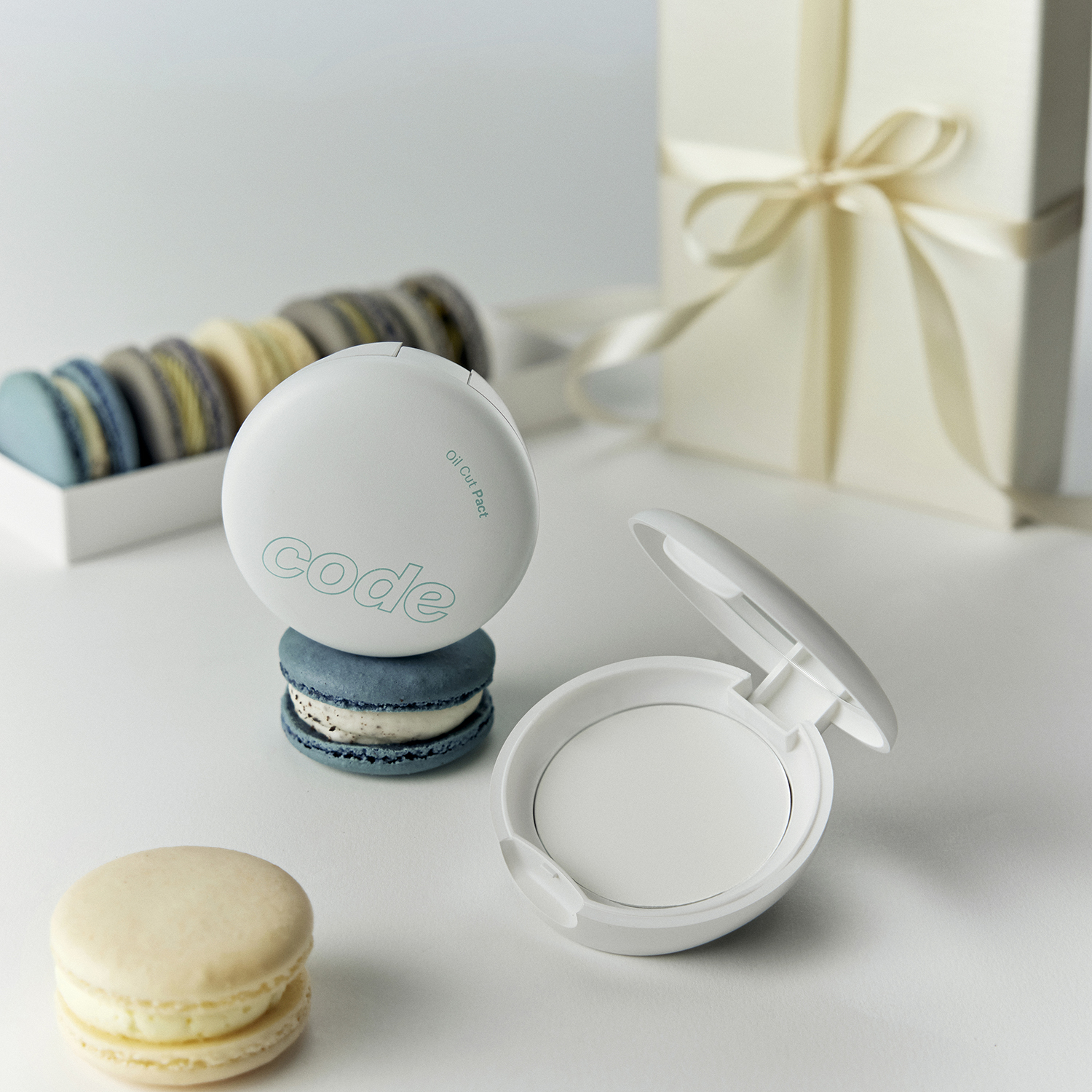 Phấn phủ dạng nén kiềm dầu CODE GLOKOLOR mỏng mịn, hấp thụ dầu thừa, khô thoáng OIL CUT PACT – 8g